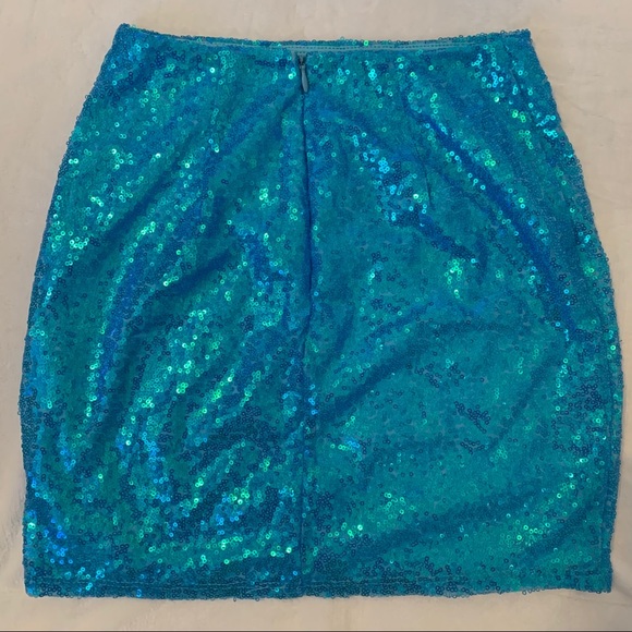 Eva Iridescent Sequin Set In Blue - Picture 8 of 11